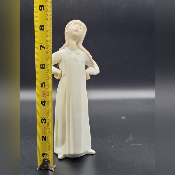 Lladro Skeptical Young Girl In Night Gown Bisque Matte Finish - Picture 5 of 6